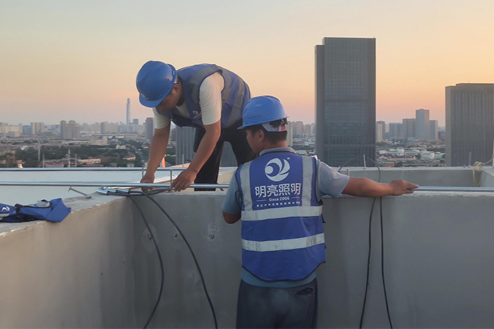 明亮御华尊亮化施工现场