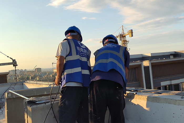 明亮御华尊亮化施工现场